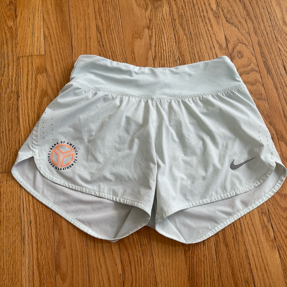 Chicago Marathon 2022 Nike pale grey running shorts